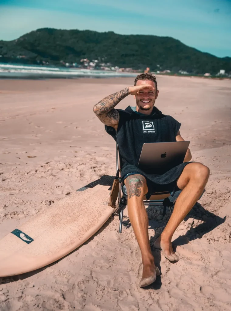 Oliver, webdesigner and owner of 1nspire Digital working from the beach