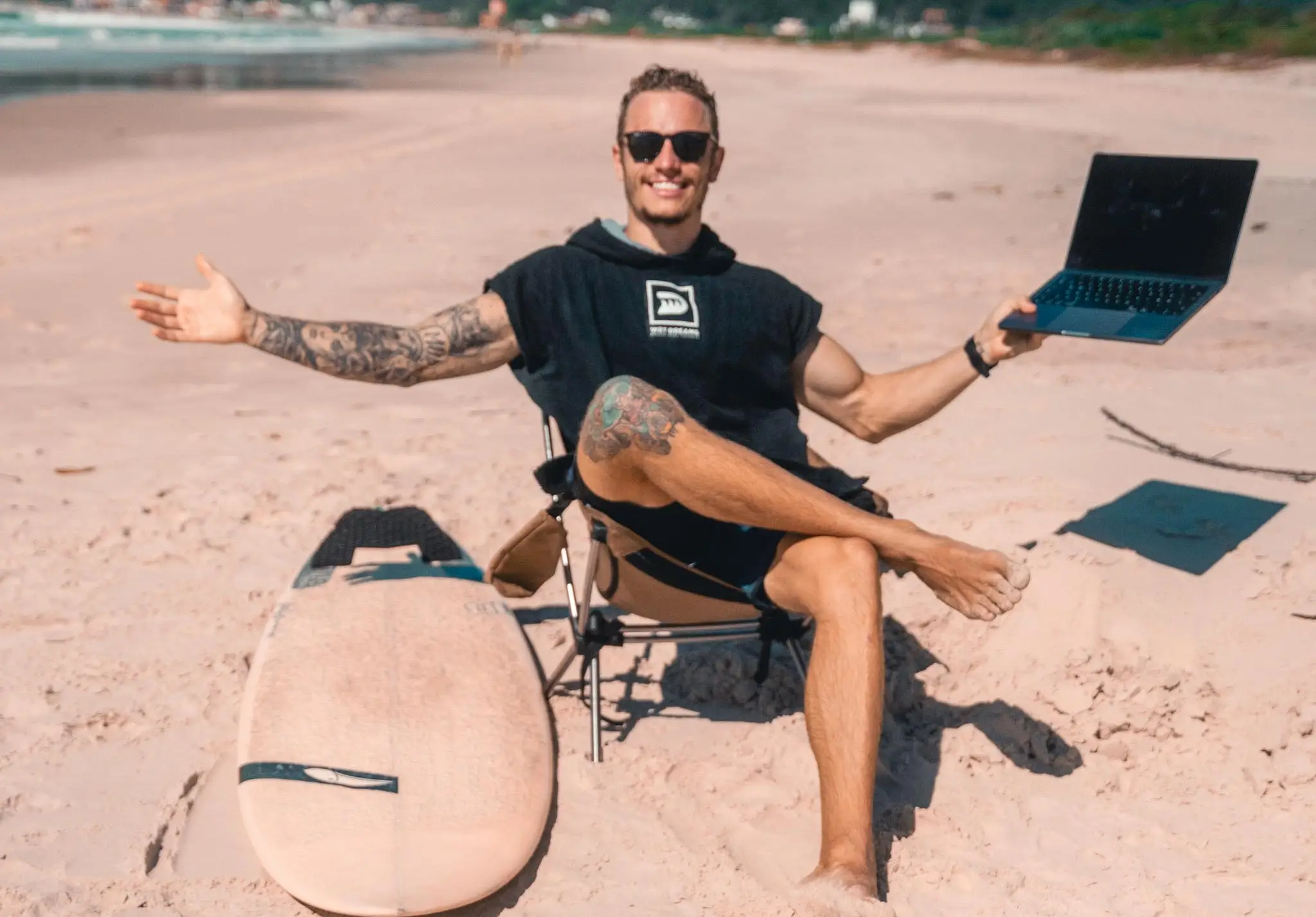 Oliver, webdesigner and owner of 1nspire Digital working from the beach